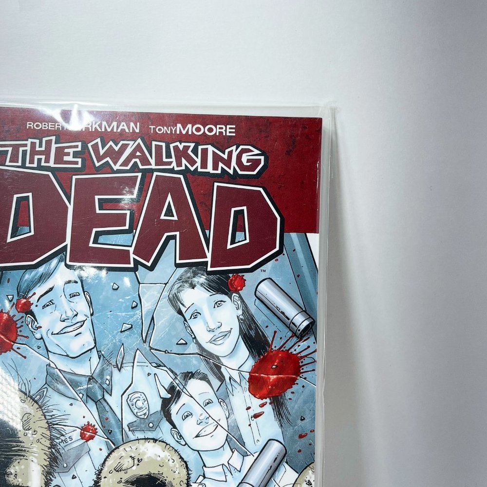The Walking Dead Volume 1 Days Gone Bye -Robert Kirkman- Graphic Novel - Picture 3 of 6